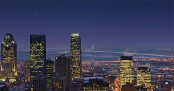 Vue de la silhouette de la ville au premier plan avec le pont en arrière-plan la nuit