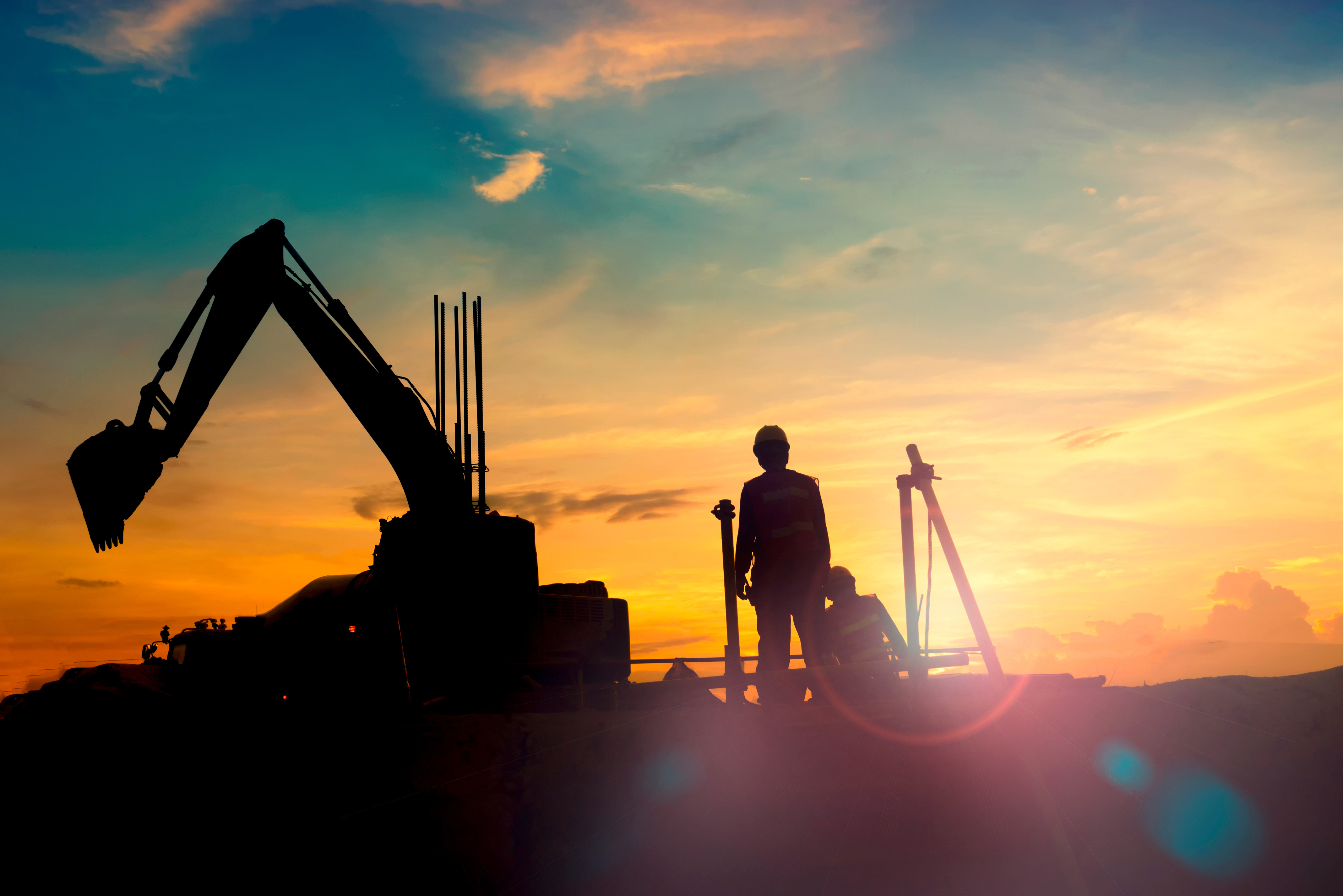 Coucher de soleil sur un chantier de construction