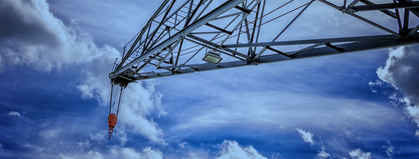 Grue de construction avec le ciel en arrière-plan