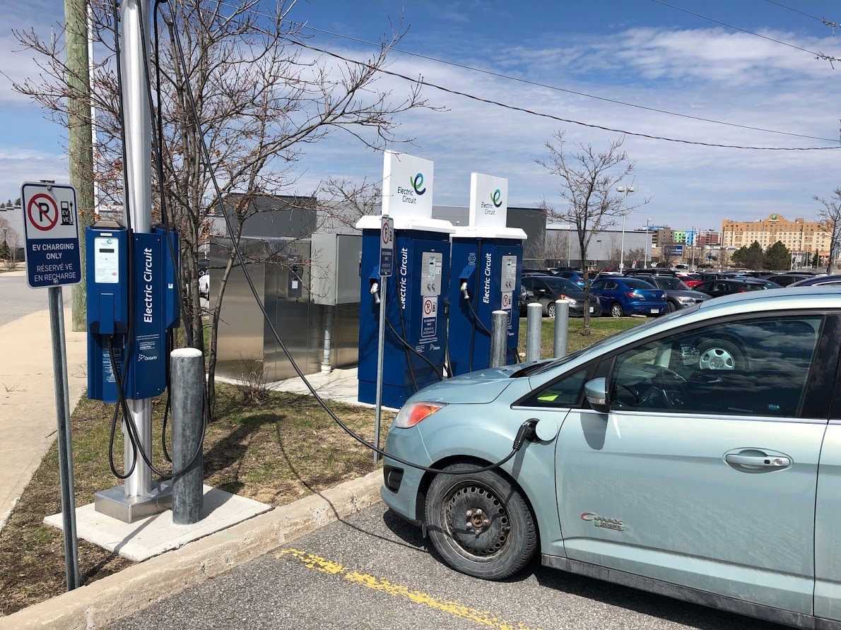 Une voiture électrique à une station de recharge