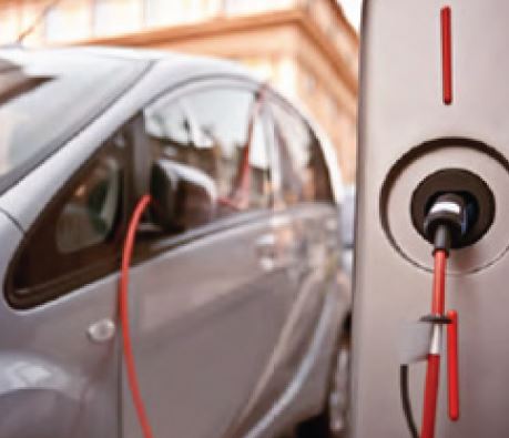 Une voiture électrique à une station de recharge