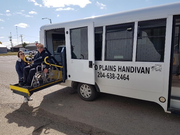 Une personne monte à bord d'une fourgonnette accessible aux fauteuils roulants