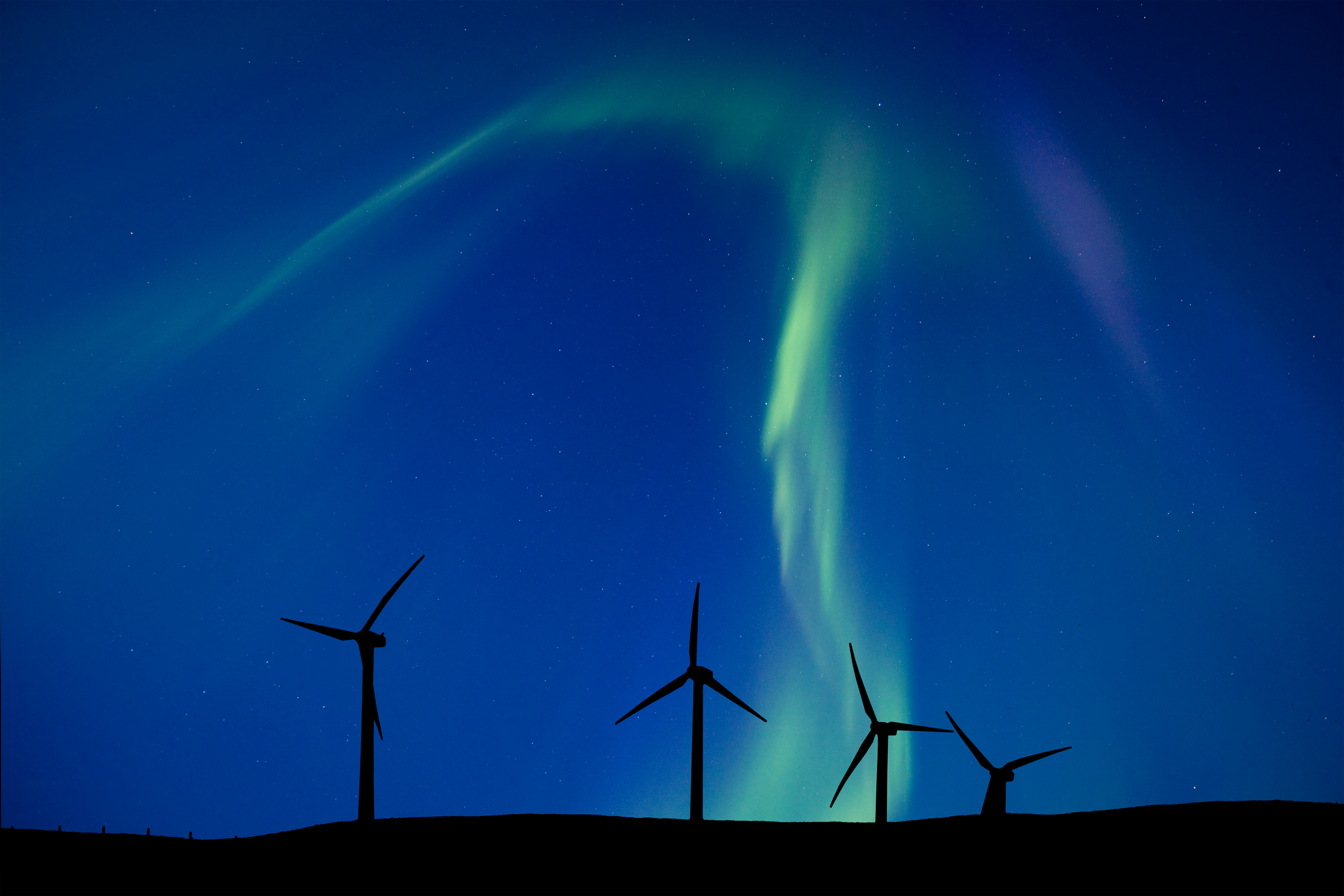 Éoliennes et ciel nocturne