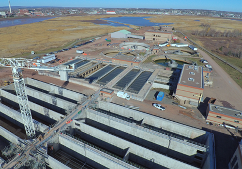 Vue aérienne d’une station de traitement des eaux usées.