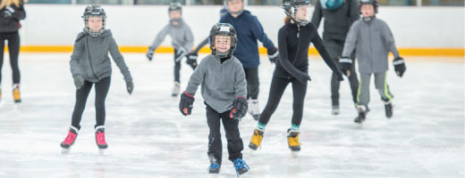 Des enfants qui patinent sur une patinoire intérieur