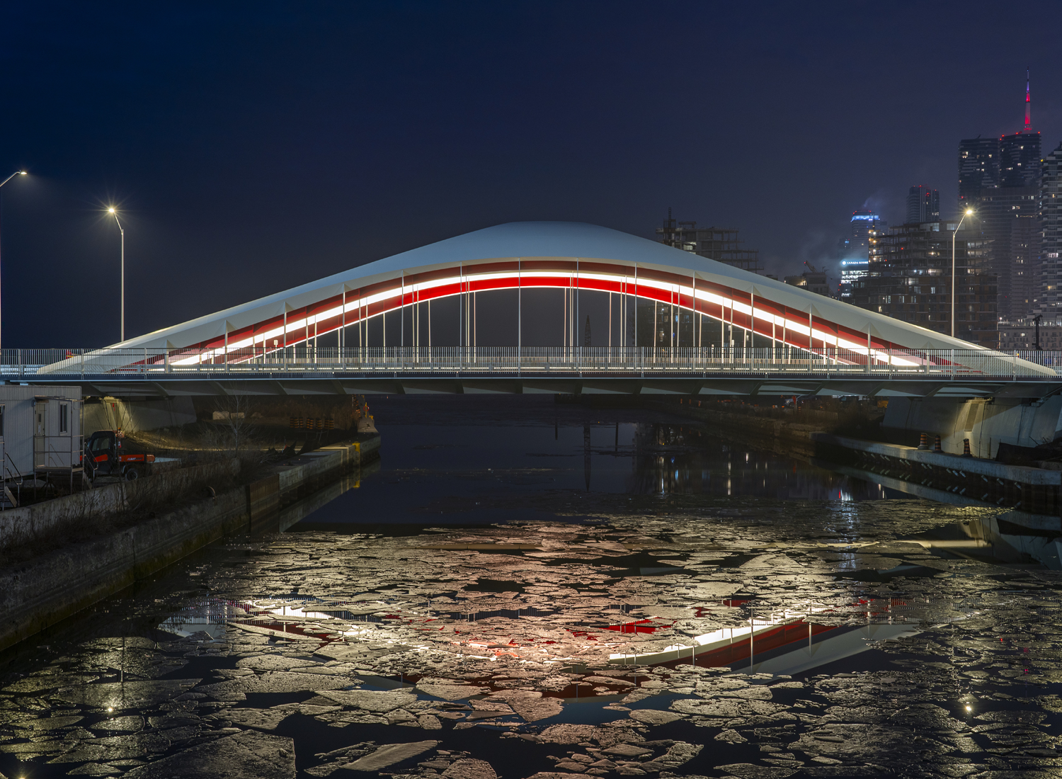 Un pont en arc illuminé la nuit