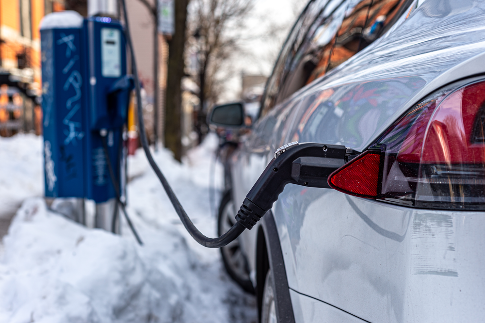 Voiture électrique se rechargeant durant la saison hivernale