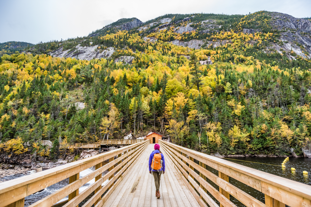 Randonneuse traversant une passerelle de bois (Charlevoix, Québec)