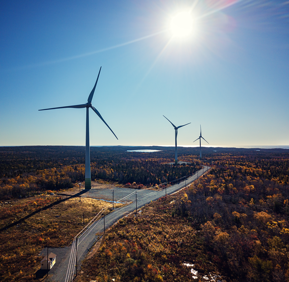 Vue aérienne d’éoliennes obtenue par drone