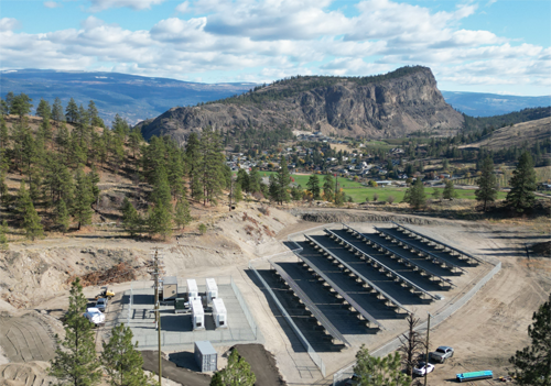 le maire de Summerland et les défenseurs de la durabilité plantent un arbre