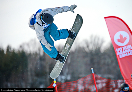 : Planchiste en train d’effectuer un saut en l’air