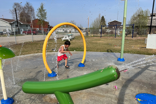 Un enfant qui joue dans une aire de jeux d’eau