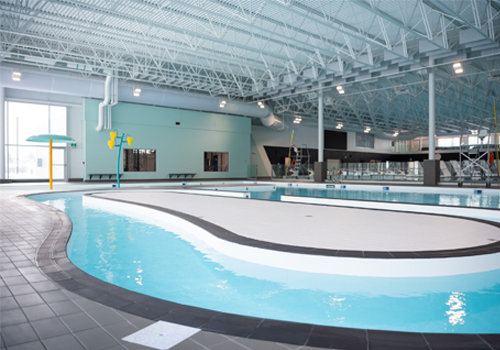 Une rivière sinueuse dans un centre aquatique