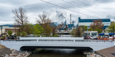 Pont enjambant une rivière aux rives rocheuses.