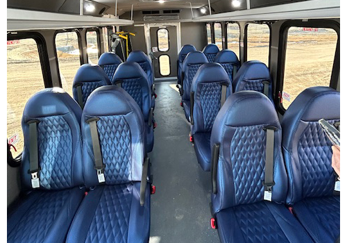 Sièges bleus à l’intérieur d’un autobus.